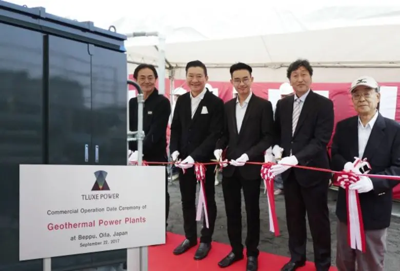 นายอิซามุ โมริคาวา กรรมการบริหาร (ขวา) บร...