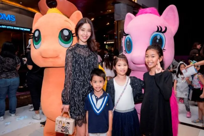 พารากอน ซีนีเพล็กซ์ ร่วมกับ มงคลเมเจอร์ นำทีม โพนี่ ส่งความสุขฉลองปิดเทอมสุดฟรุ้งฟริ้ง กับเรื่องราวการผจญภัยรูปแบบใหม่ของโพนี่ทั้ง 6 บนจอภาพยนตร์เป็นครั้งแรก! ในงาน MY LITTLE PONY THE MOVIE FRIENDSHIP PREMIERE