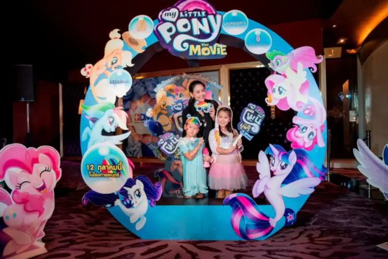 พารากอน ซีนีเพล็กซ์ ร่วมกับ มงคลเมเจอร์ นำทีม โพนี่ ส่งความสุขฉลองปิดเทอมสุดฟรุ้งฟริ้ง กับเรื่องราวการผจญภัยรูปแบบใหม่ของโพนี่ทั้ง 6 บนจอภาพยนตร์เป็นครั้งแรก! ในงาน MY LITTLE PONY THE MOVIE FRIENDSHIP PREMIERE