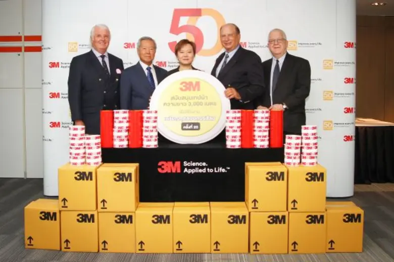 (จากซ้าย มร. สจ๊วต ลูคานี COS Committee M...