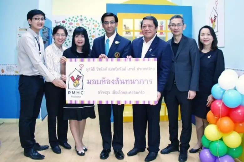 รศ. นพ. สุริยเดว ทรีปาตี (คนกลาง) ผู้อำนว...