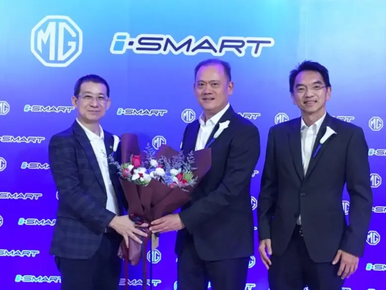 นาถ ลิ่วเจริญ (กลาง) ประธานกรรมการบริหารก...