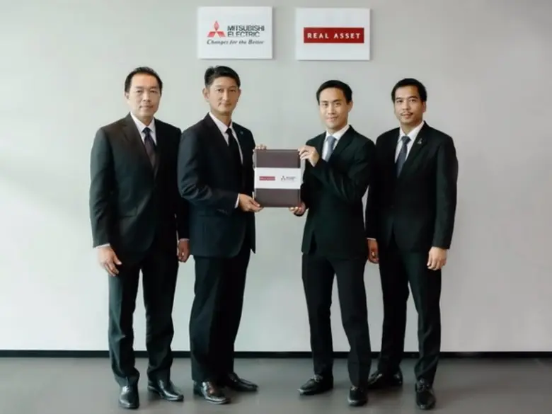 มร.มุเนอิสะ โอกาโมโตะ (ที่ 2 จากซ้าย) กรร...