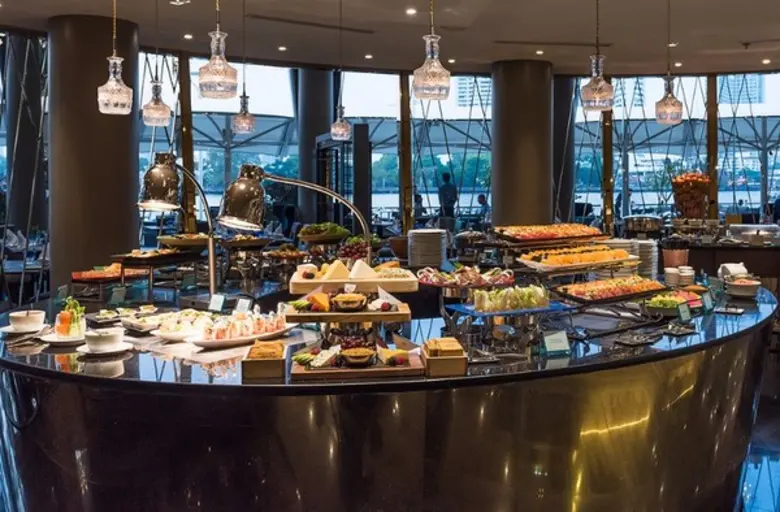 ห้องอาหารริเวอร์บาร์จ ให้บริการเมนูบุฟฟเฟ...