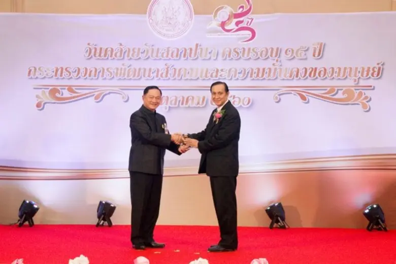 พลเอกอดุลย์ แสงสิงแก้ว (ซ้าย) รัฐมนตรีว่า...