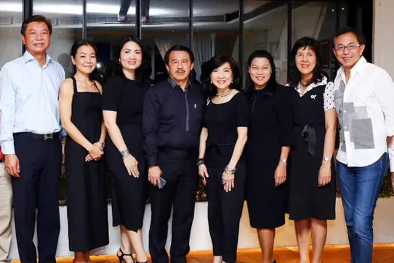 สุรัตน์ เมฆะวรากุล (ที่ 4 จากซ้าย) ประธานกลุ่มศรีโค...