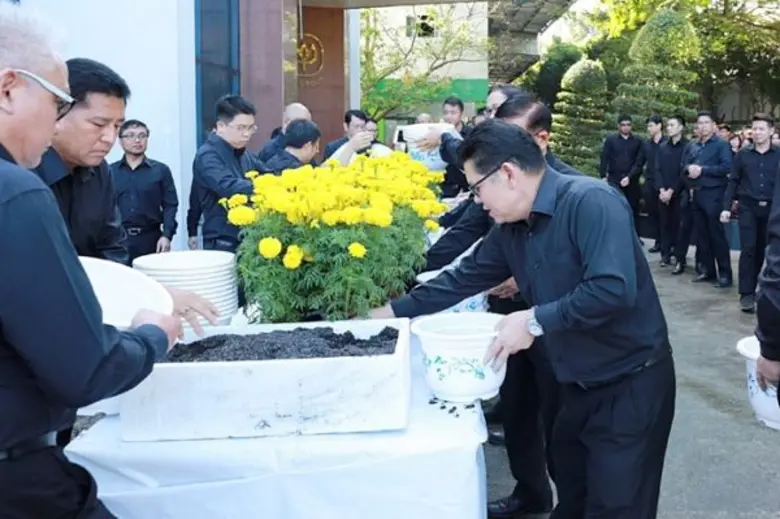 คณะผู้บริหารและพนักงาน บริษัท ซี.พี.เวียด...