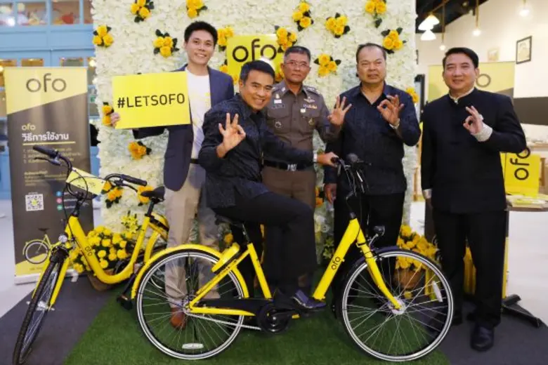 นายนรภัทร ปลอดทอง (ที่ 2 จากซ้าย) ผู้ว่าร...