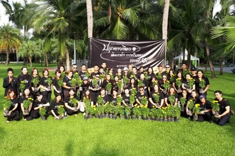 ชมรมประชาสัมพันธ์ประกันภัย ปลูกดาวเรืองน้อมเกล้าฯ ถวายในหลวงรัชกาลที่ ๙