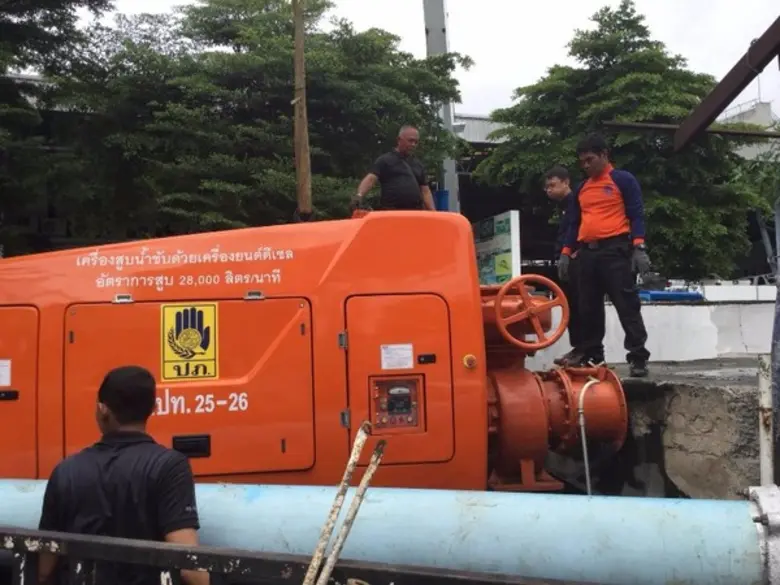 สำนักงานป้องกันและบรรเทาสาธารณภัยจังหวัดปทุมธานี ร่วมกับศูนย์ป้องกันและบรรเทาสาธารณภัย เขต ๑ ปทุมธานี เร่งบรรเทาความเดือดร้อนให้กับประชาชนจากภาวะฝนตกหนัก