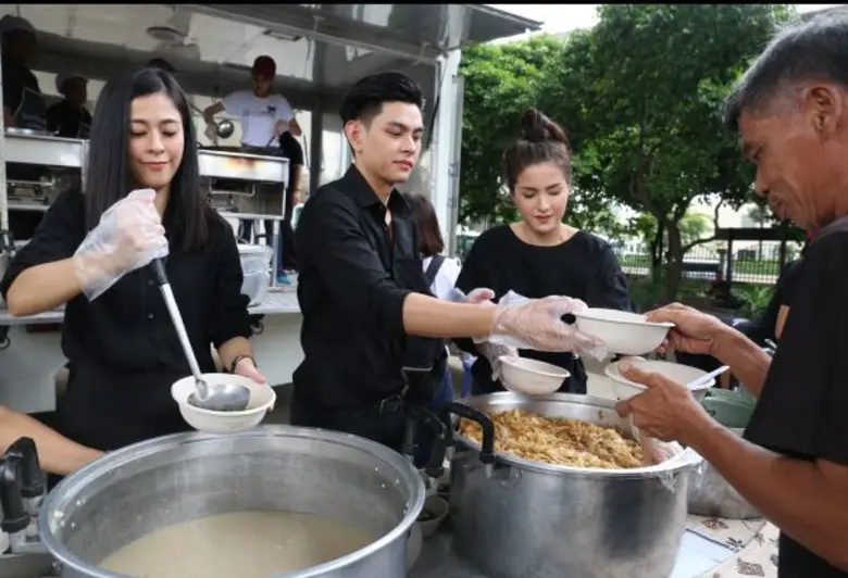 เอี๊ยง-โบว์ลิ่ง-ณฉัตร ร่วมเป็นจิตอาสา ทำความสะอาดชุมชน – แจกอาหาร ใน “โครงการน้ำพระทัยพระราชทาน”