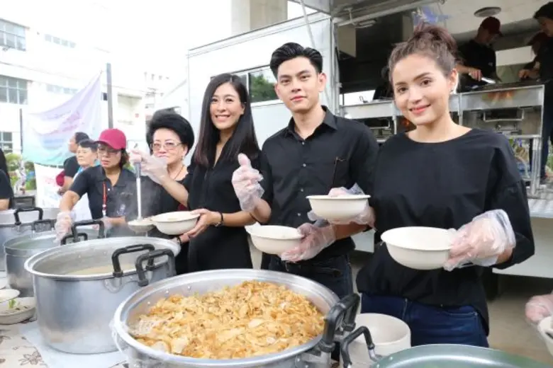 เอี๊ยง-โบว์ลิ่ง-ณฉัตร ร่วมเป็นจิตอาสา ทำความสะอาดชุมชน – แจกอาหาร ใน “โครงการน้ำพระทัยพระราชทาน”