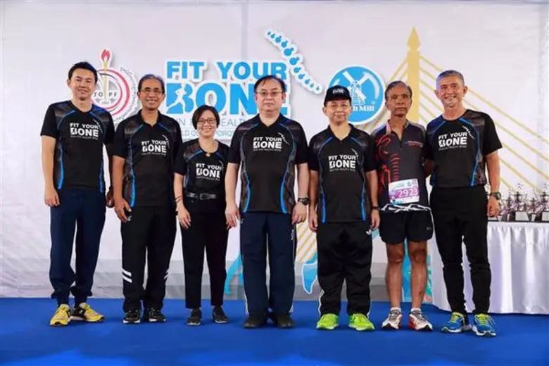 พ.อ.รศ.นพ.ทวี ทรงพัฒนาศิลป์ (กลาง) ประธาน...