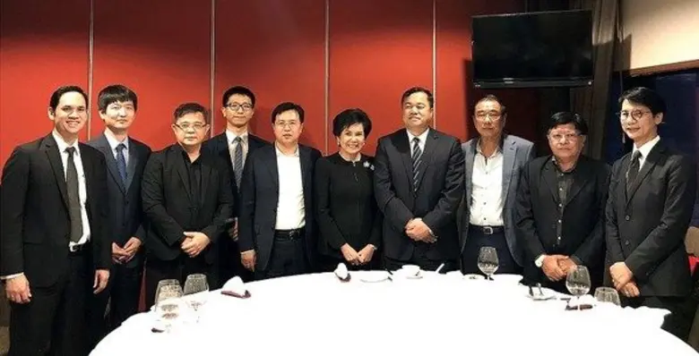 พลเอกมงคล อัมพรพิสิฎฐ์ (ที่ 8 จากซ้าย) พร...