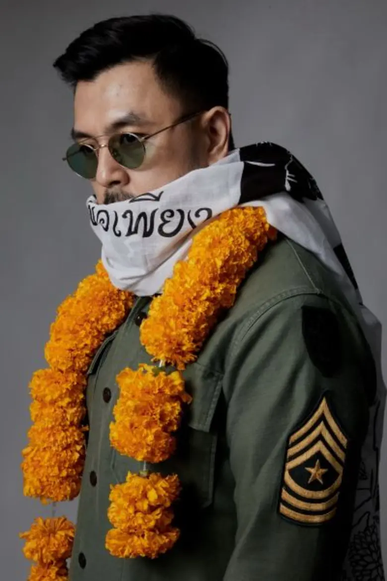 น้อมนำหลักปรัชญาพอเพียงหรือประโยชน์ที่ยั่งยืน ของในหลวงรัชกาลที่ ๙ Soda แบรนด์แฟชั่นระดับตำนาน สร้างสรรค์สู่ผ้าพันคอ “พอเพียง” ร่วมสมทบทุนมูลนิธิศูนย์มะเร็งเต้านมเฉลิมพระเกียรติ