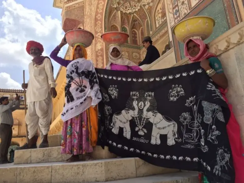 น้อมนำหลักปรัชญาพอเพียงหรือประโยชน์ที่ยั่งยืน ของในหลวงรัชกาลที่ ๙ Soda แบรนด์แฟชั่นระดับตำนาน สร้างสรรค์สู่ผ้าพันคอ “พอเพียง” ร่วมสมทบทุนมูลนิธิศูนย์มะเร็งเต้านมเฉลิมพระเกียรติ