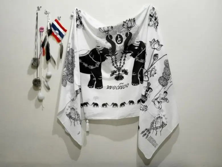 น้อมนำหลักปรัชญาพอเพียงหรือประโยชน์ที่ยั่งยืน ของในหลวงรัชกาลที่ ๙ Soda แบรนด์แฟชั่นระดับตำนาน สร้างสรรค์สู่ผ้าพันคอ “พอเพียง” ร่วมสมทบทุนมูลนิธิศูนย์มะเร็งเต้านมเฉลิมพระเกียรติ