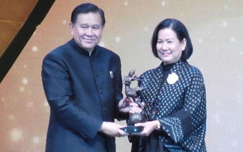 โรงแรมดุสิตธานี กระบี่ บีช รีสอร์ท รับรางวัลกินรีดีเด่นปี 2560