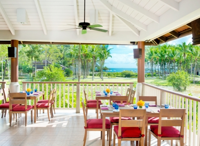 โรงแรมดุสิตธานี กระบี่ บีช รีสอร์ท รับรางวัลกินรีดีเด่นปี 2560