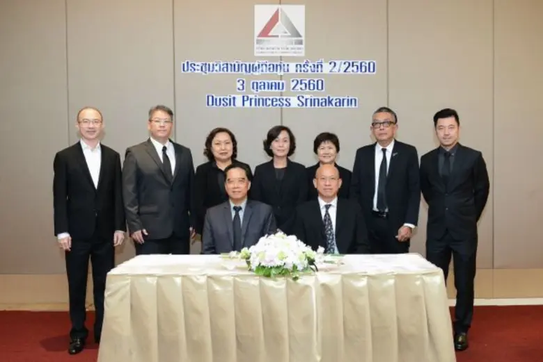 คุณโรจน์ บุรุษรัตนพันธุ์ (นั่งซ้ายสุด) ปร...