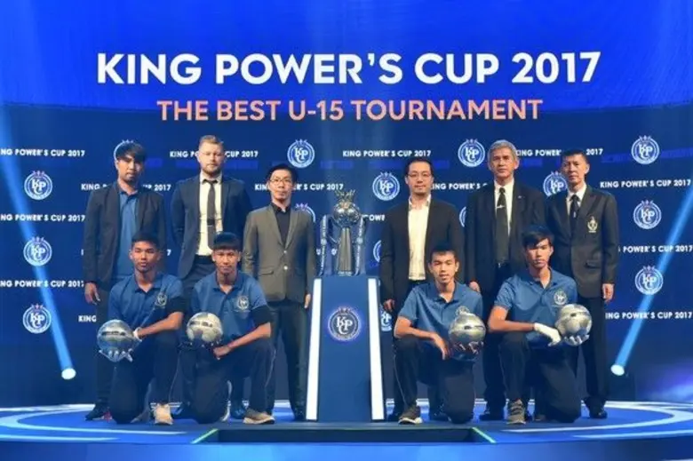 อัยยวัฒน์ ศรีวัฒนประภา (แถวยืนที่ 3 จากขว...