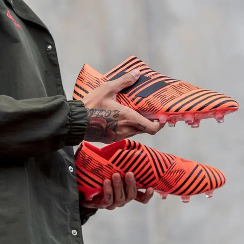 อาดิดาสฟุตบอล ส่งรองเท้าสตั๊ดคอลเลคชั่นล่...