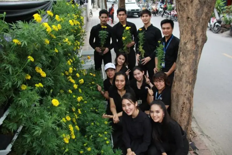 7 สี รวมใจรำลึกถึงในหลวงรัชกาลที่ 9 ตกแต่งดอกดาวเรืองบานสะพรั่งทั่วทั้งสถานีฯ