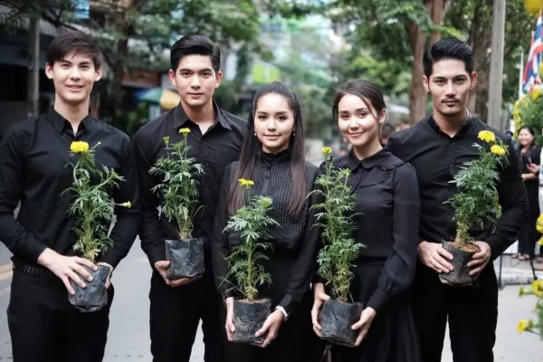 7 สี รวมใจรำลึกถึงในหลวงรัชกาลที่ 9 ตกแต่งดอกดาวเรืองบานสะพรั่งทั่วทั้งสถานีฯ