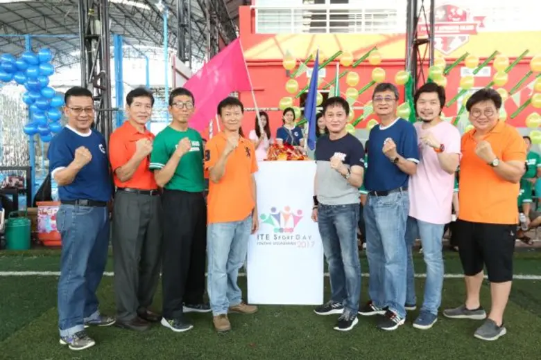 นายสกล เหล่าสุวรรณ (ที่ 4 จากขวา) กรรมการ...