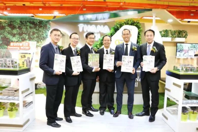 นายสุทธิรักษ์ เสถียรภาพอยุทธ์ (ที่ 3 จากซ้าย) กรรมก...