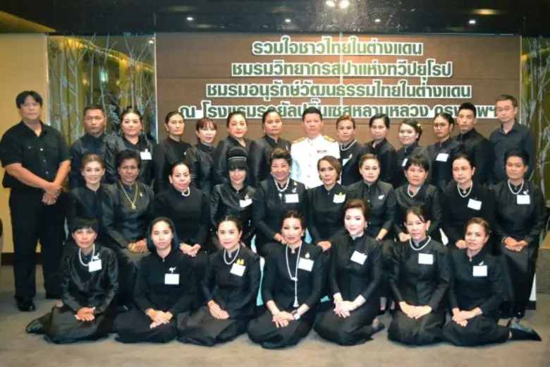 น.ส. กิ่งเพชร บุญยงค์ (ที่4-ซ้าย/แถวนั่งล...