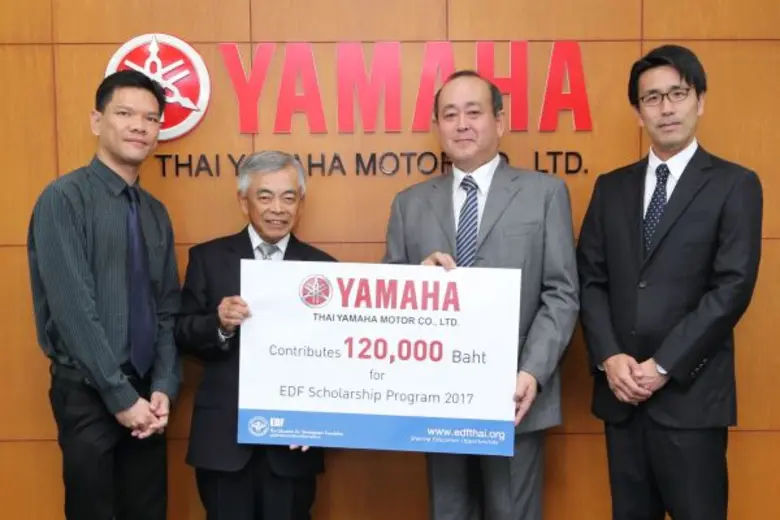 มร. ชิเงโอะ ฮายาคาวะ (คนที่ 2 จากขวา) ประ...