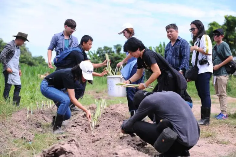 ด้วยสำนึกในพระมหากรุณาธิคุณเป็นล้นพ้นอันห...