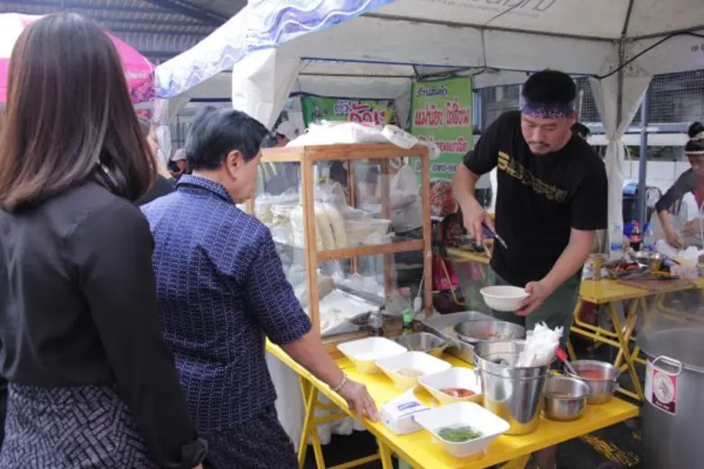 ตลาดนัดดารา วิก 3 ร่วมรำลึกถึงในหลวง รัชกาลที่ 9 “คำสอนพ่อ สานต่อทำกิน” ภายในงานอัดแน่นด้วยร้านค้า และประชาชน