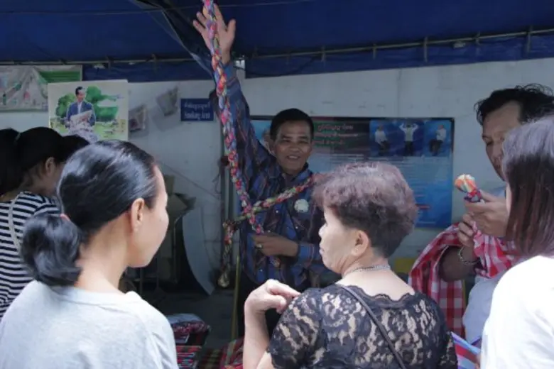 ตลาดนัดดารา วิก 3 ร่วมรำลึกถึงในหลวง รัชกาลที่ 9 “คำสอนพ่อ สานต่อทำกิน” ภายในงานอัดแน่นด้วยร้านค้า และประชาชน