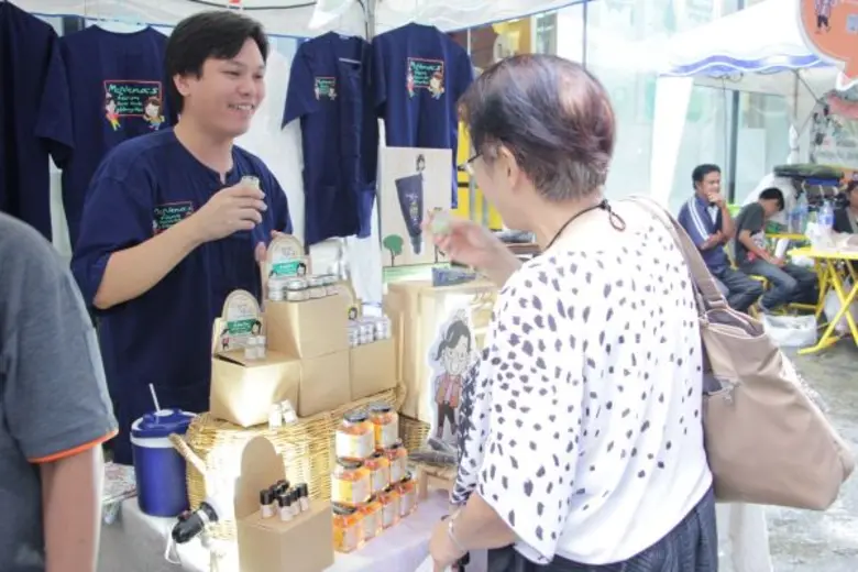 ตลาดนัดดารา วิก 3 ร่วมรำลึกถึงในหลวง รัชกาลที่ 9 “คำสอนพ่อ สานต่อทำกิน” ภายในงานอัดแน่นด้วยร้านค้า และประชาชน