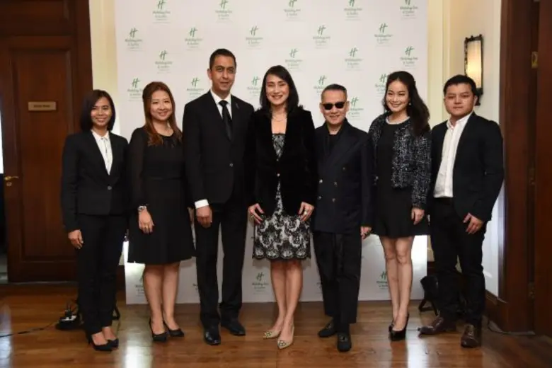 ปัทมาพร นกหงษ์ (คนกลาง) กรรมการผู้จัดการ ...