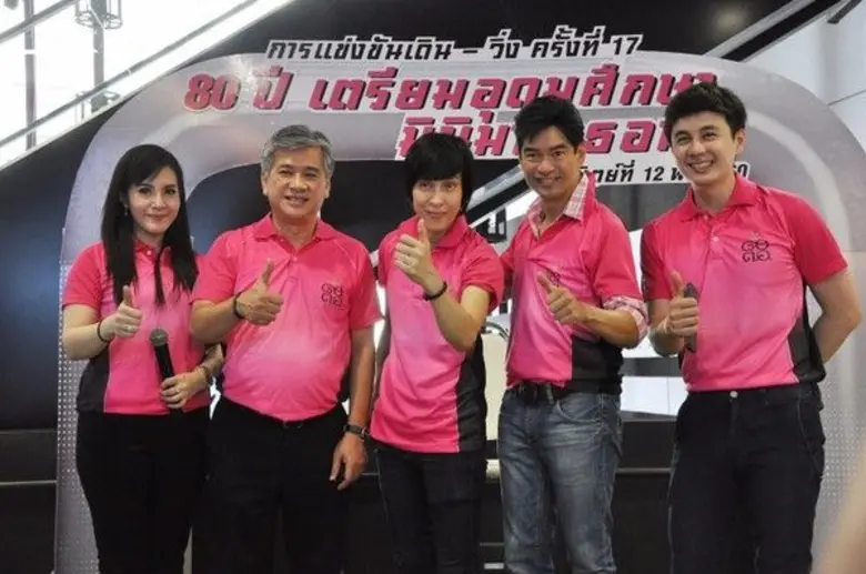 คุณอภิรักษ์ โกษะโยธิน (ที่ 2 จากซ้าย) คุณ...