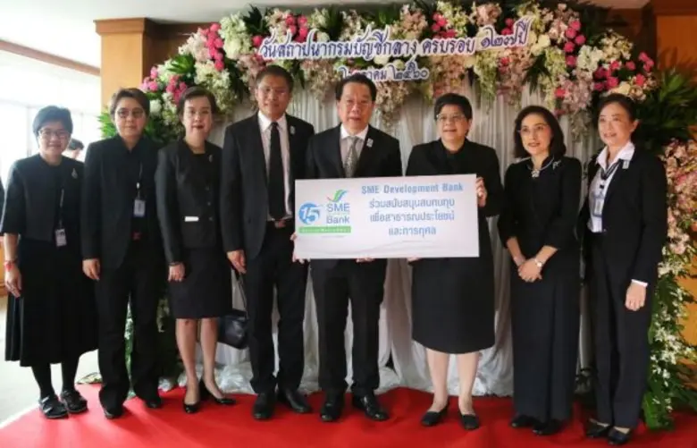 นายมงคล ลีลาธรรม กรรมการผู้จัดการ ธนาคารพ...