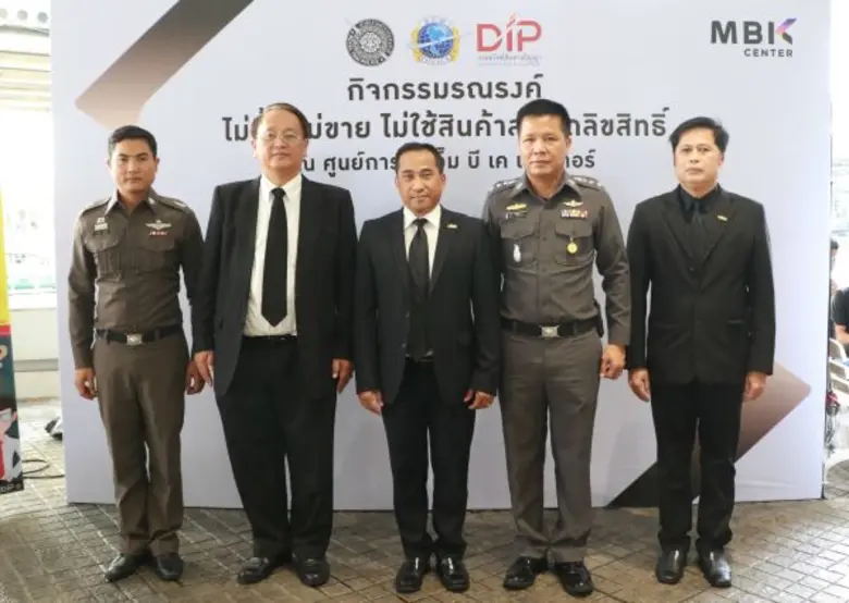 เมื่อเร็วๆ นี้ นายศตวรรษ หลักแหลม (กลาง) ...