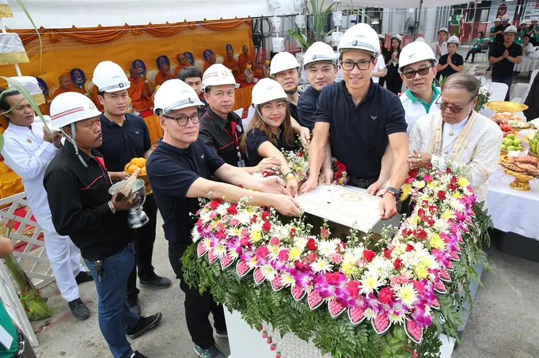 คุณชานนท์ เรืองกฤตยา ( ที่ 3 จากขวา) ประธ...