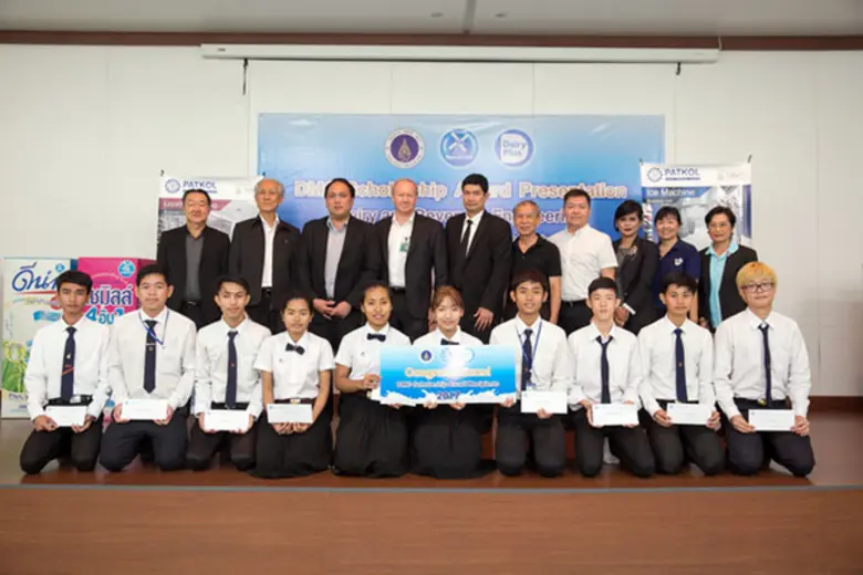 นายธีรยุทธ ฉายสว่างวงศ์ ประธานกรรมการ ( แ...