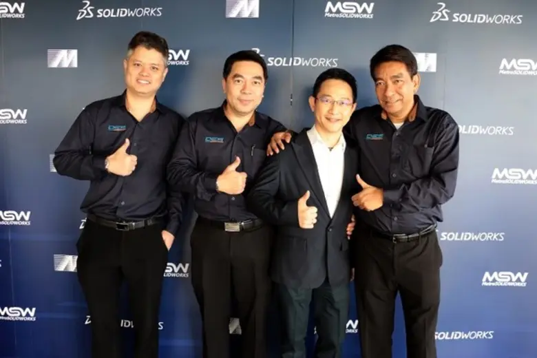 นายฐิติพงศ์ จรณะจิตต์ (ขวา) ผู้ช่วยผู้อำน...