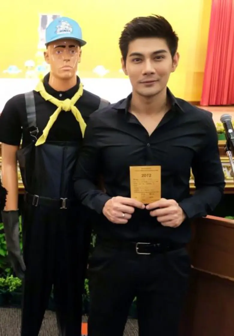 ได้ชื่อว่าเป็นพระเอก "จิตอาสา" ตัวจริง สำ...