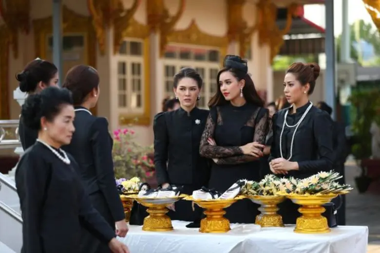 “เบนซ์” ไม่แคร์ จูบ “อ๋อม” กลางงานเผาศพ