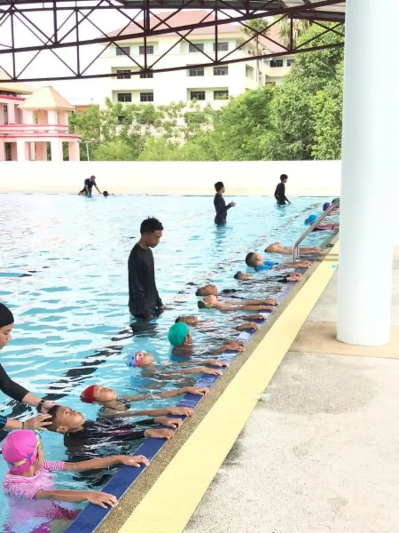 สระว่ายน้ำ มรภ.สงขลา จับมือ นศ. โปรแกรมพล...