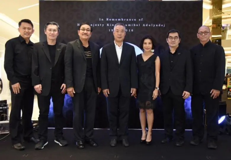 กวีพันธ์ เอี่ยมสกุลรัตน์ (คนกลาง) ประธานก...