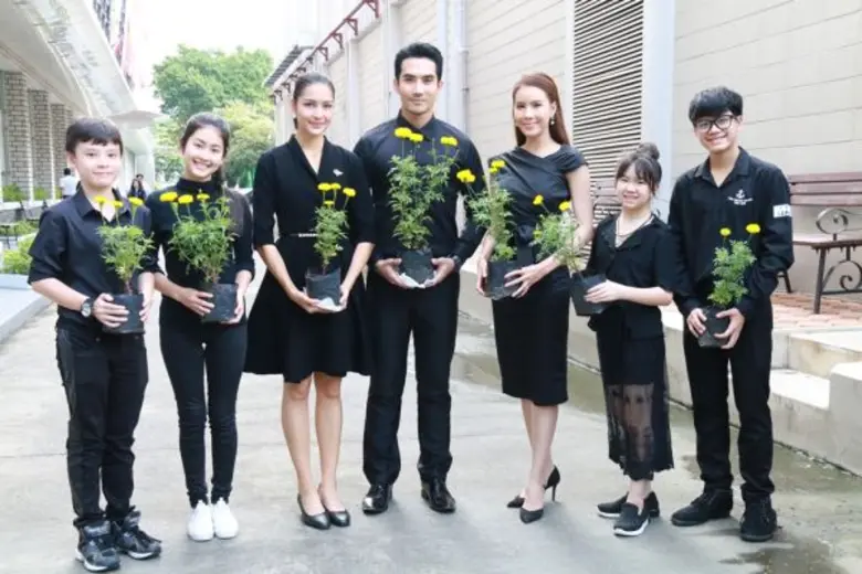 “เซฟ – บิ๊กเอ็ม” รวมพลัง ตกแต่งดอกดาวเรืองบานสะพรั่งทั่วทั้งสถานีฯ