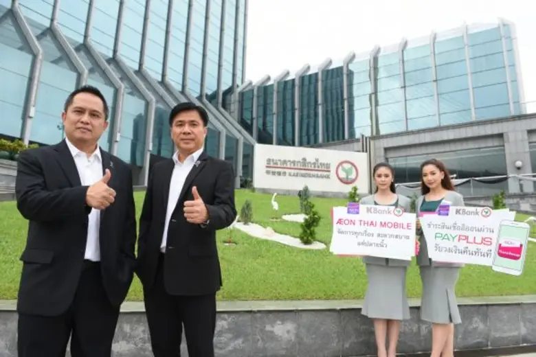 นายอมร สุวจิตตานนท์ (ขวา) ผู้อำนวยการฝ่าย...