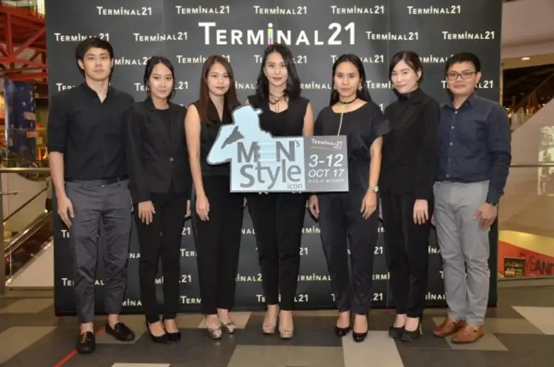 ชนิตา ไพศาลวณิชกุล (คนกลาง) ผู้อำนวยการศู...